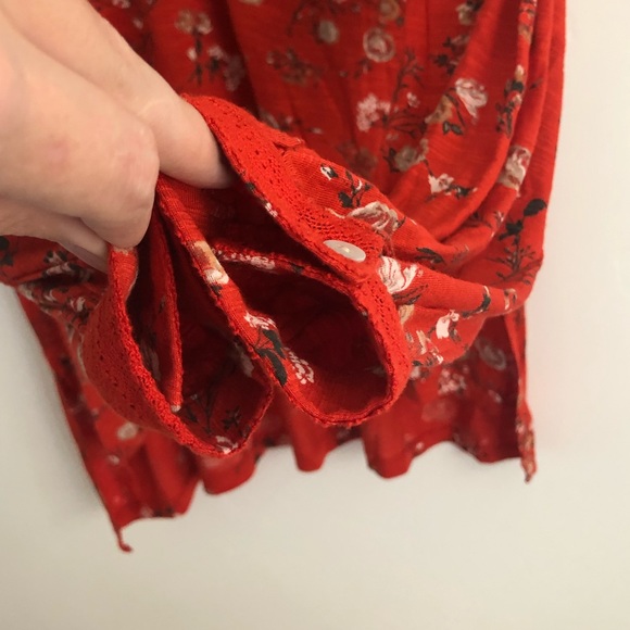 Lucky Brand red floral top blouse lace details viscose soft key hole neck sz XS - Picture 12 of 15